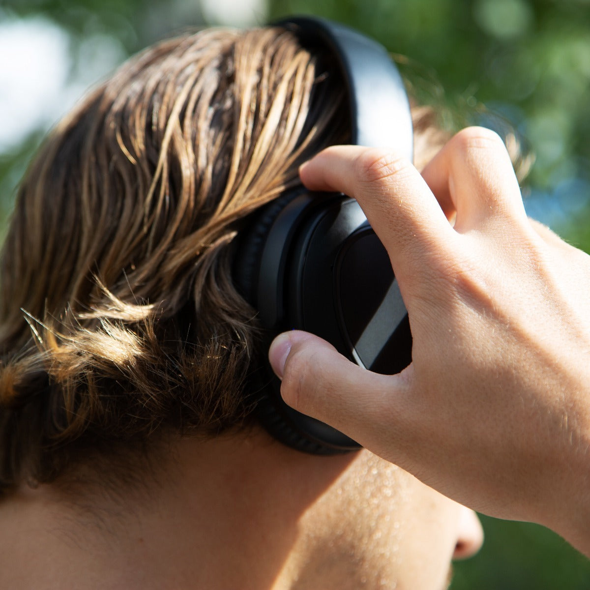 
              Kuura Bass Pro around-ear brusreducerande trådlösa hörlurar