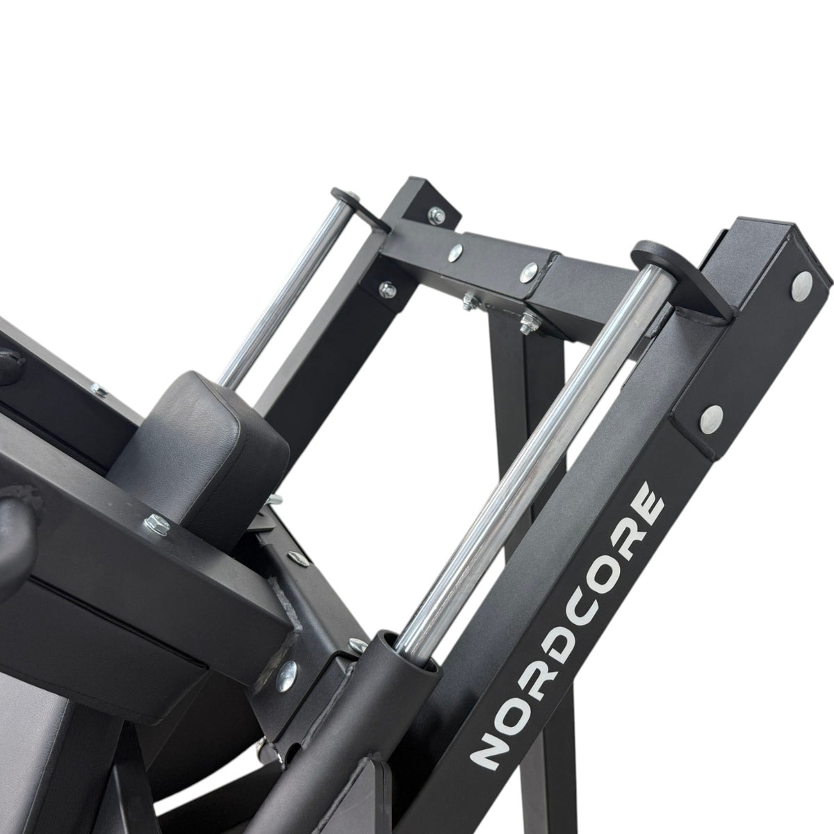 
              Nordcore 3-i-1 Hack Squat/Benpress/Vadmuskelsmaskin