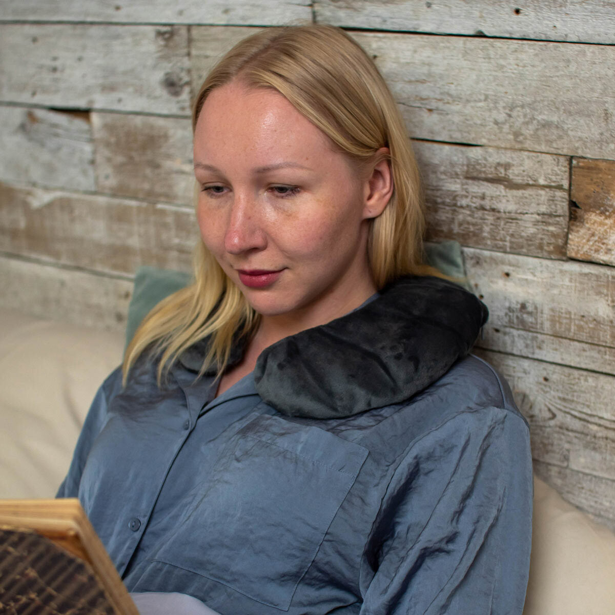 
              Polar Night Viktade U-Nackkudde