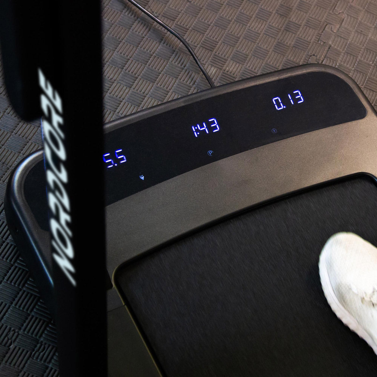 
              Nordcore 2-IN-1 Gåband-löpband Core 2200