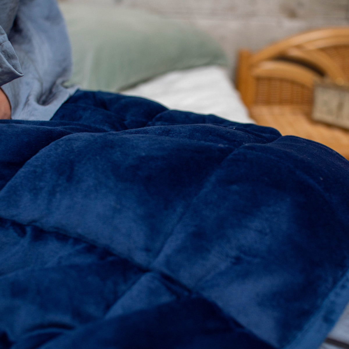 
              Polar Night Viktad Knäplatta