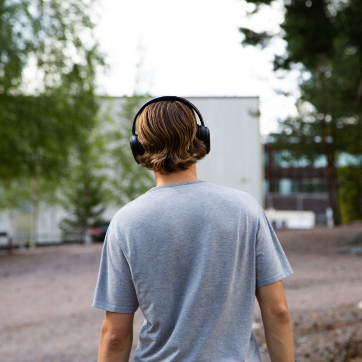 
              Kuura Bass Pro around-ear brusreducerande trådlösa hörlurar