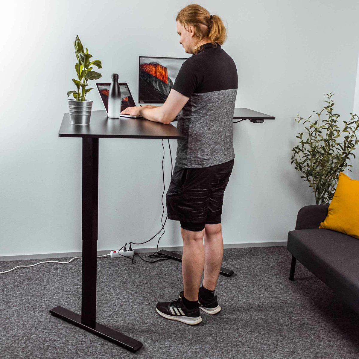 
              Lykke Höj och sänkbart hörnskrivbord M100, svart