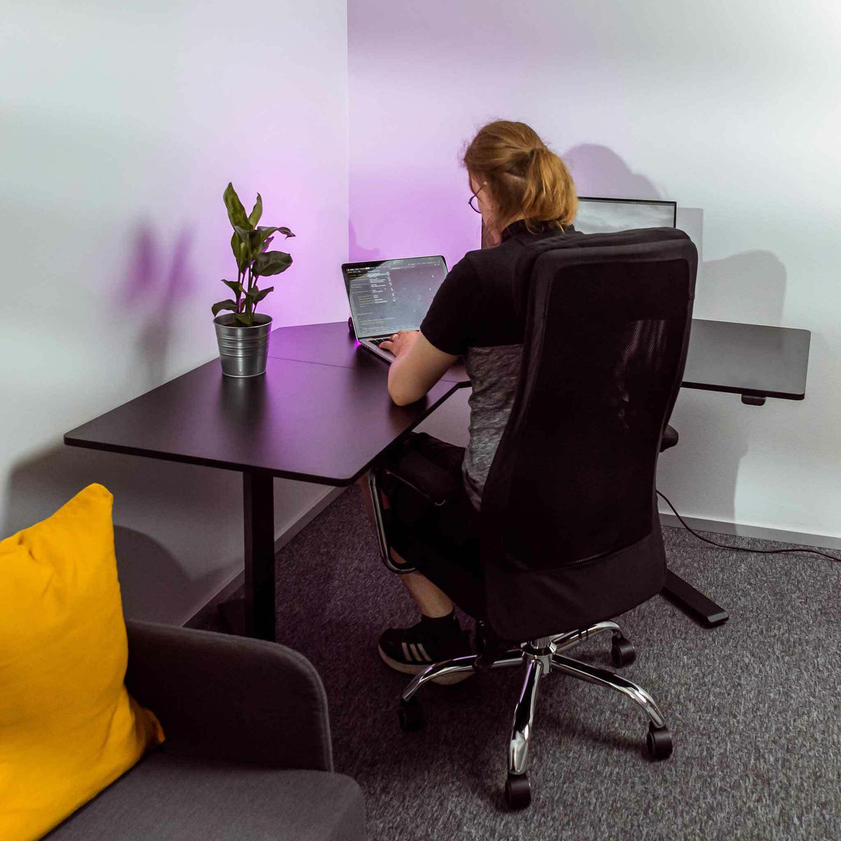 
              Lykke Höj och sänkbart hörnskrivbord M100, svart